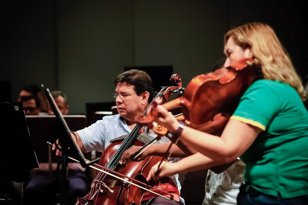 Rolando Grijalva, ensayando el violonchelo en Ecuador. LA PRENSA/CORTESÍA