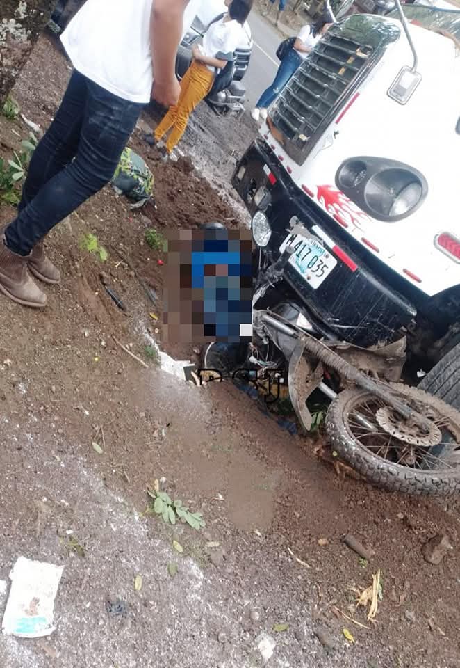 Así quedó la moto donde se transportaba el estudiante  Juan Carlos Durán Ramírez, uno de los cuatro falelcios de las últimas horas en accidente de tránsito. LA PRENSA/ Rede sociales. 