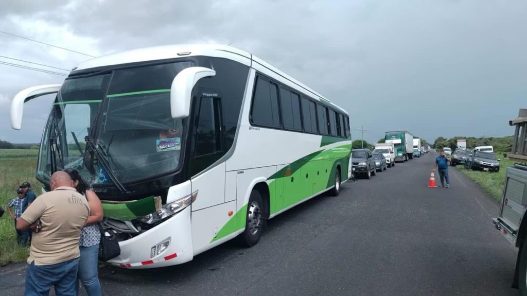 Este es el bus contra el cual chocó el carro donde viajaban la familia tico- nicaragúense con saldo fatal de tres fallecidos. LA PRENSA/ Diario La Teja.