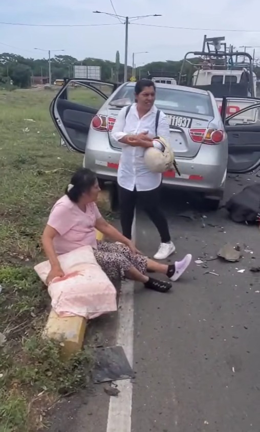 En pruimer plano una de las pasajeras lesionads que viajaba en el taxi como pasajera. LA PRENSA/ Redes sociales/ Captura de video. 