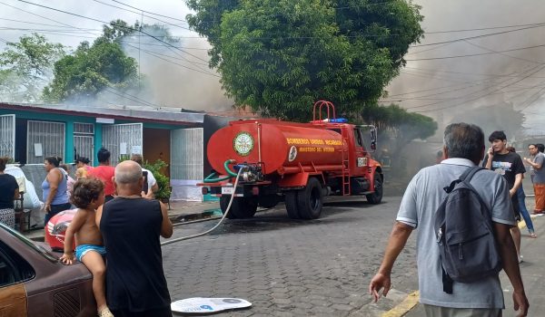 Vecinos rescatan de las llamas a anciano en Managua
