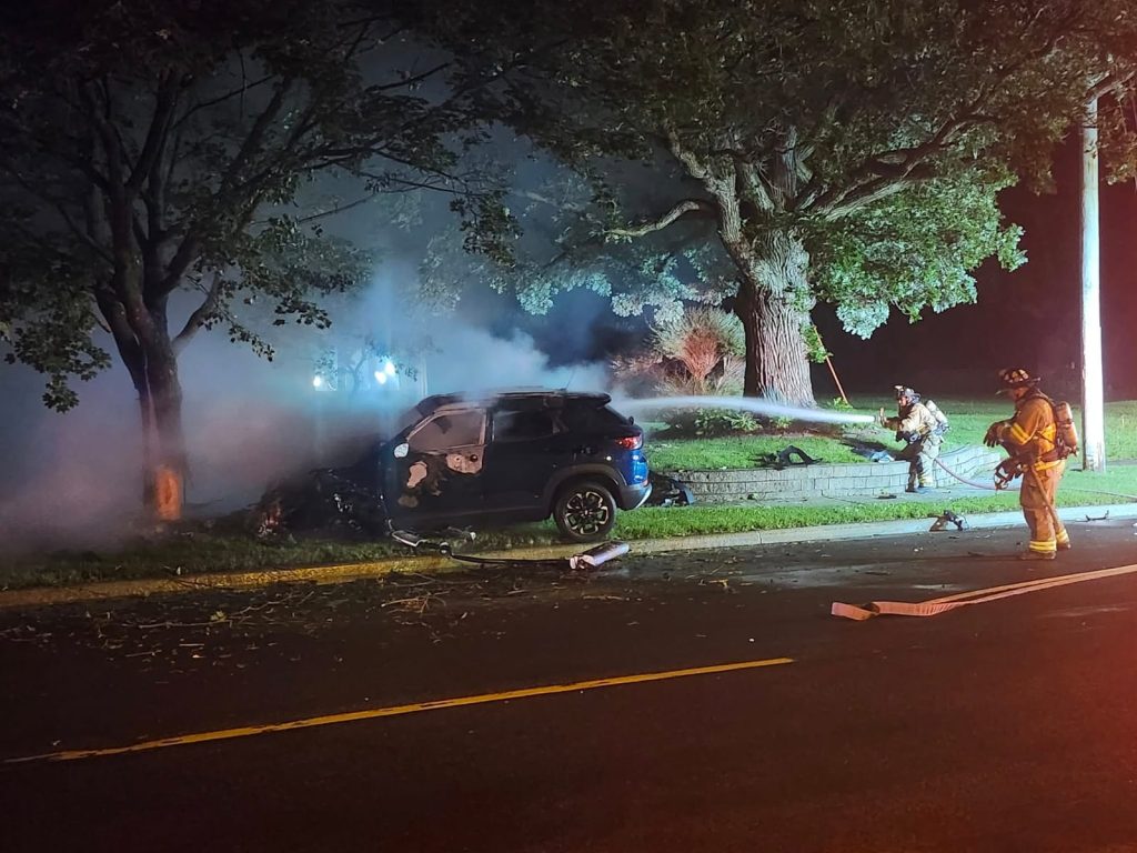 Los bomberios de la ciudad de Fond du Lac,. Estados Unidos apagaron el fuego del carro conducido por un joven nicaragüernse que falleció en un accidente vial. LA PRENSA/ Redes sociales.