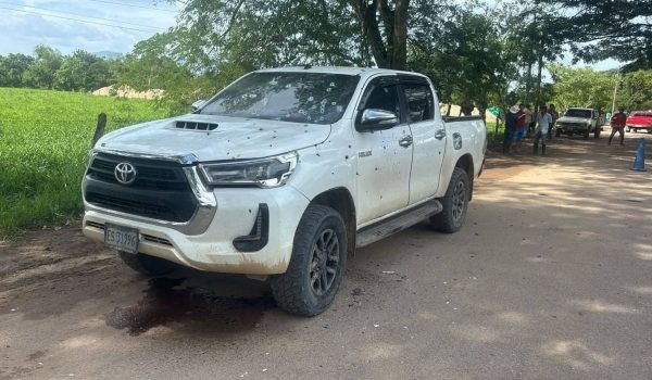 Matan a balazos a uno de los ocupantes de camioneta con placa nicaragüense en Honduras