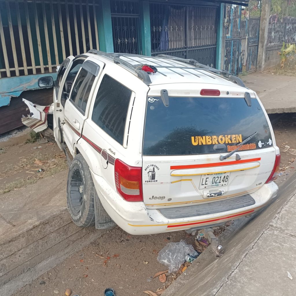 Esta es la camioneta conducida a exceso de velocidad y ebrio por Uriel Manuel Escobar Corea. LA PRENSA/ Redes sociales