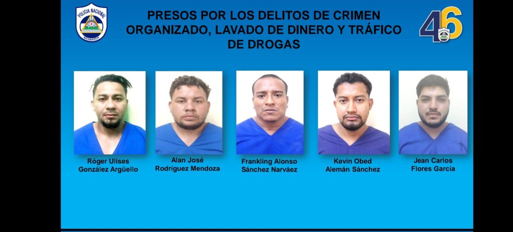 Estos son  cinco de los ocho  presuntos narcotrafciantes capturados por la Policía. LA PRENSA/ Policía.