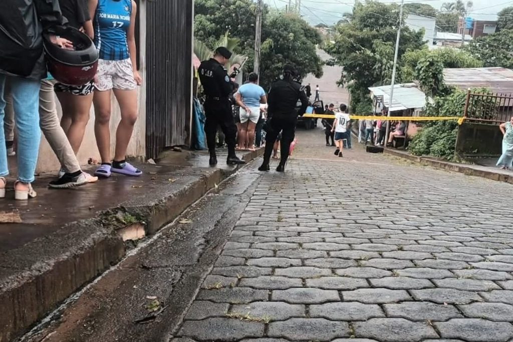 Bajo resguardo policial permanece la maestra señalada de haber matado a sus dos hijos. LA PRENSA/Canal 8.