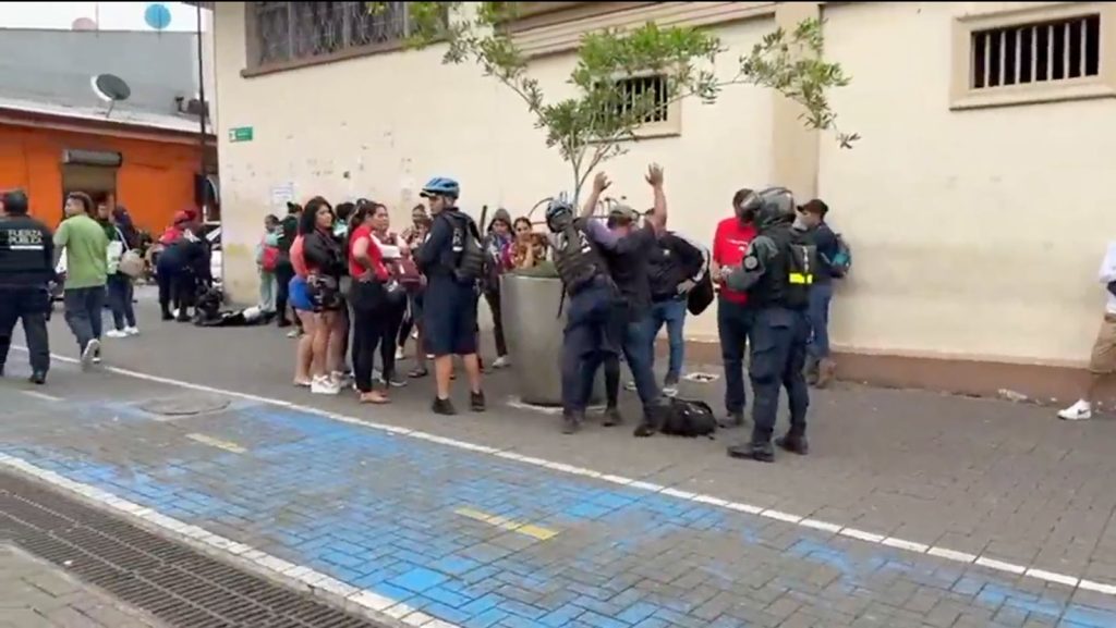 Varios nicaragüense fueron arrestados en un operativo policial realizado en el parque La Merced en San José, Costa Rica,.