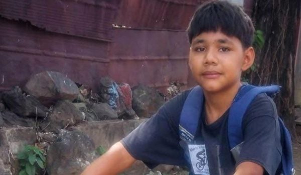 «Merlo Mandados»: el adolescente que pedalea bajo el sol de Chinandega para cuidar a su abuela 