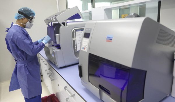 Invertir en salud no solo salva vidas, también construye economías “fuertes”, según Roche
