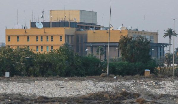 EE.UU. ordenó la evacuación de personal no esencial en su embajada de Bagdad y autorizó la salida voluntaria de familiares de militares en bases de Baréin y Kuwait. LA PRENSA/CNN