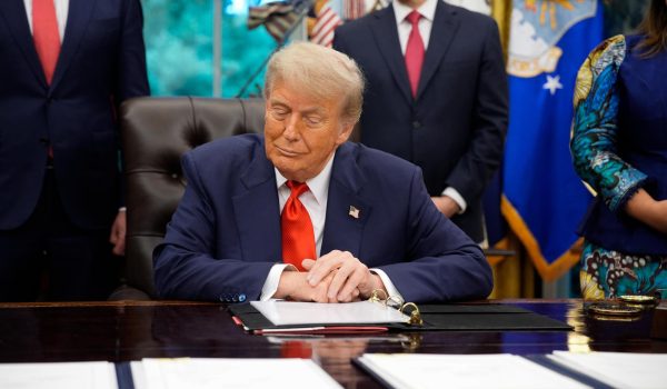 Trump multará con casi mil dólares por día a personas que incumplan orden de deportación