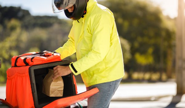 Crónica de un repartidor delivery: «Me ha tocado llevar de todo»