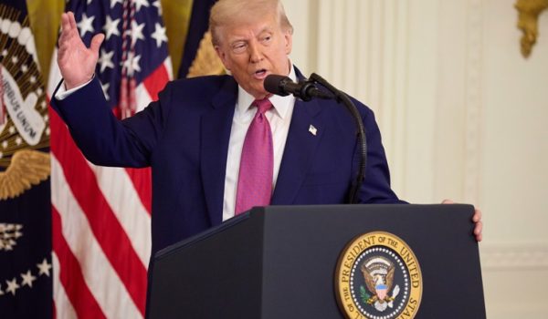 Trump planea cerrar casos de asilo de migrantes que entraron irregularmente, informa CNN