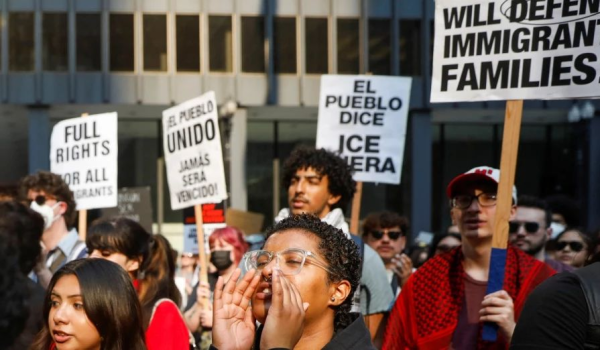 «Ojalá algún día esto se calme y nos dejen vivir en paz». Nicaragüense en Chicago en incertidumbre ante redadas del ICE y protestas callejeras
