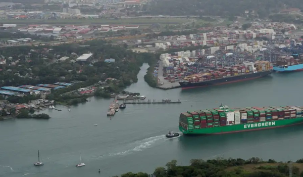 "El conflicto y la inseguridad en Ormuz han obligado a desviar rutas y a buscar alternativas seguras", como Panamá, le explicó a BBC Mundo Eduardo Lugo, presidente y director ejecutivo de la firma consultora Maritime & Logistics Consulting Group. LA PRENSA/ARCHIVO