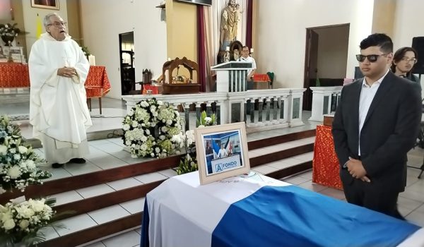 Entre lágrimas y clamor de justicia, sepultan en el exilio al mayor en retiro Roberto Samcam