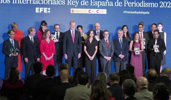 Rey de España reconoce la labor de la expresidenta de Nicaragua, Violeta Barrios de Chamorro, en la entrega del premio a LA PRENSA