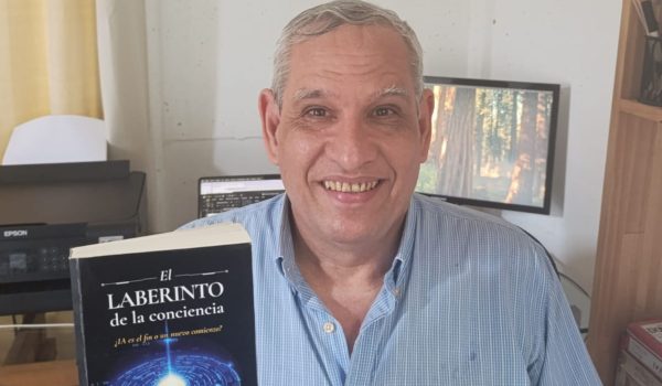 Ricardo Cuadra, escritor nicaragüense, irrumpe con novela que une filosofía, IA y ciencia ficción