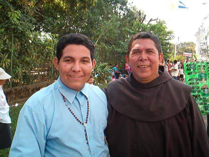 A la izquierda, Sáenz Coen cuando era seminarista. LA PRENSA/ CORTESÍA