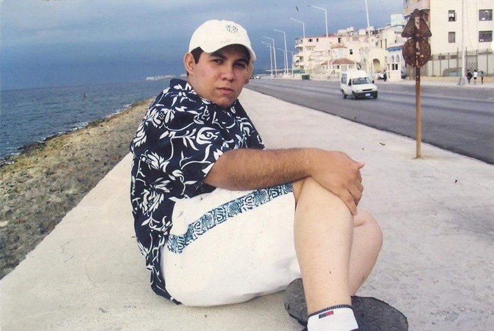 En el malecón de La Habana, Cuba, cuando Sáenz Coen era estudiante de medicina en Italia y hubo un intercambio estudiantil entre Italia y Cuba. LA PRENSA/ CORTESÍA