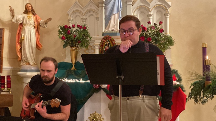 En la parroquia a la que asiste en Estados Unidos, Sáenz Coen dirige un coro. LA PRENSA/ CORTESÍA