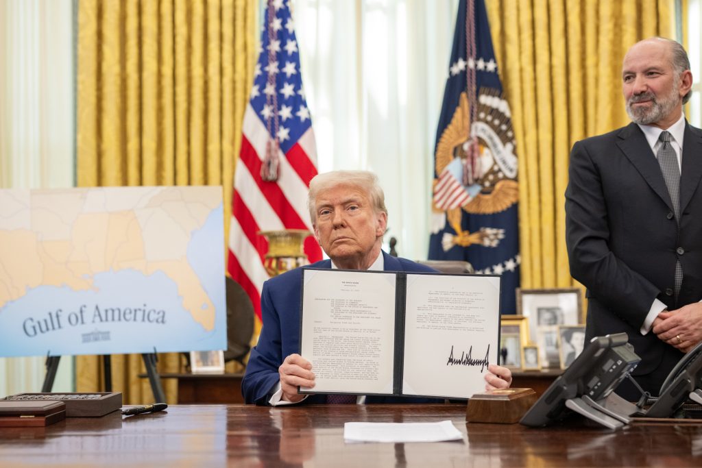 Fotografía cedida donde aparece el presidente de Estados Unidos, Donald Trump (c), mostrando la orden ejecutiva sobre el aumento de aranceles el 13 de febrero de 2025 en el Despacho Oval de la Casa Blanca en Washington