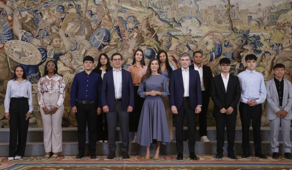 La reina recibe a diez jóvenes de Colombia y Perú becados por Fundación Microfinanzas BBVA