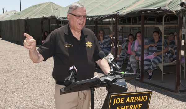 Inmigrantes en EE.UU. reviven con Alcatraz las humillaciones en carpas de Arpaio en Arizona