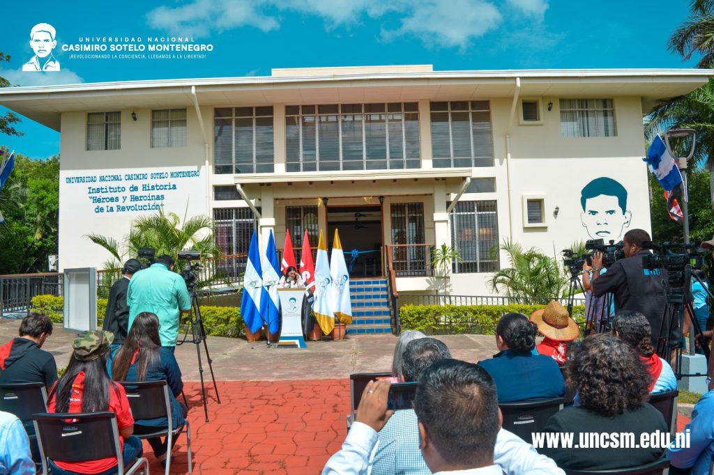 La dictadura desempolvó vieja propaganda e imagénes antiguas del FSLN, para colocarla junto al culto a Daniel Ortega y Rosario Murillo en el otrora instituto de Historia de Centroamérica y Nicaragua. LA PRENSA/ARCHIVO