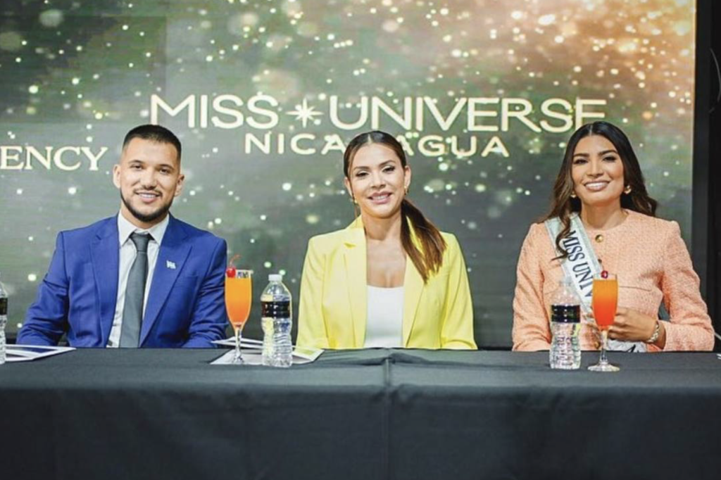 Daniel Guevara junto a Indiana Sanchez (exdirectora) y Geyssell García (Miss Nicaragua 2024) durante el lanzamiento de la franquicia Miss Universo Nicaragua en Miami