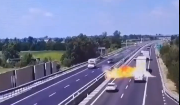 Avioneta se estrella en autopista en Italia y deja dos muertos