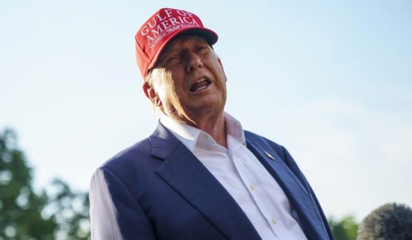 Trump visita centro de migrantes en humedal de Florida en medio de burlas sobre caimanes