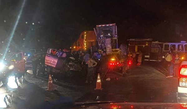 Choque entre una camioneta y una rastra, el pasado 20 de junio de 2025. LA PRENSA/Redes sociales