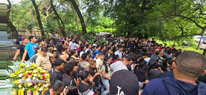Multitudinario fue el funeral de Karla Dubón Medina y su hijo de 15 años.
