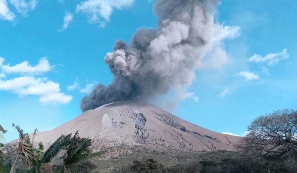 Volcán Telica registra explosiones de gases y cenizas