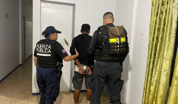Detienen a nicaragüense tras realizar disparos en vía pública en Costa Rica y decomisan mercadería de contrabando en otro operativo
