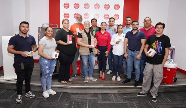 Claro celebra ganadores de la promoción “Solo Claro premia a mamá y papá”