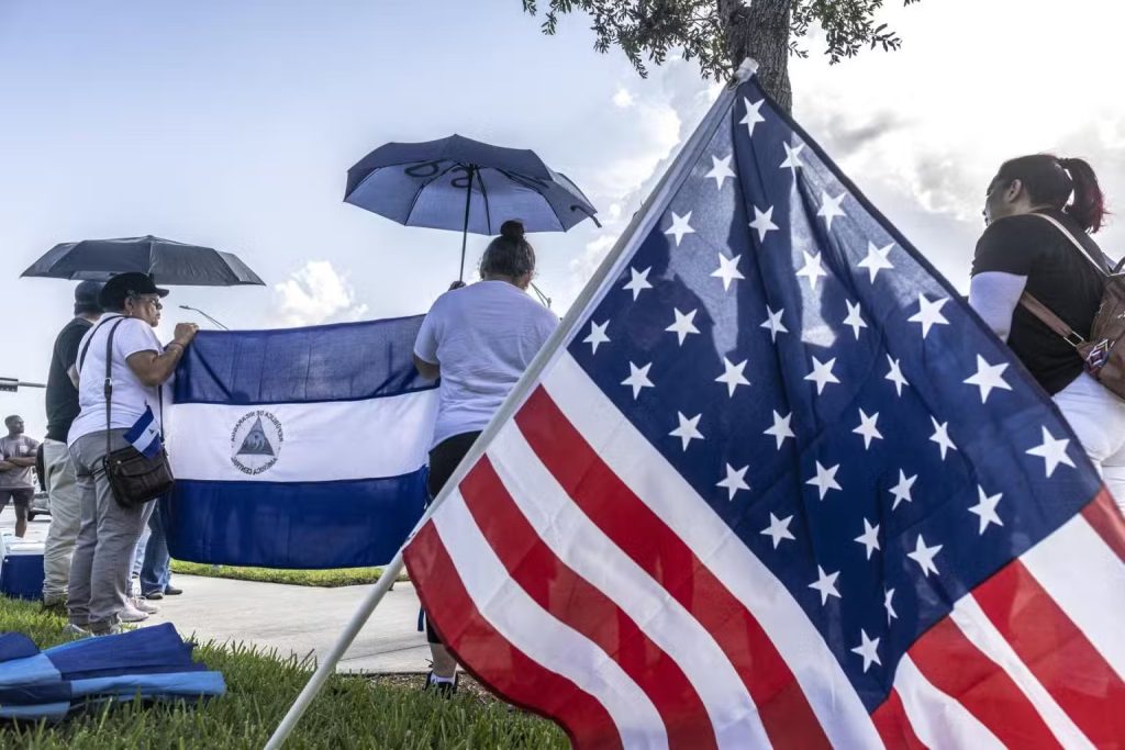 Inmigrantes de Nicaragua, con la bandera azul y blanco, participan en un mitin demandando protección migratoria. Al final, Donald Trump eliminó el parole, el TPS y Movilidad Segura. LA PRENSA/ARCHIVO