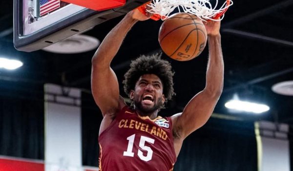 Norchad Omier coqueteó con el doble-doble en su debut en la NBA Summer League