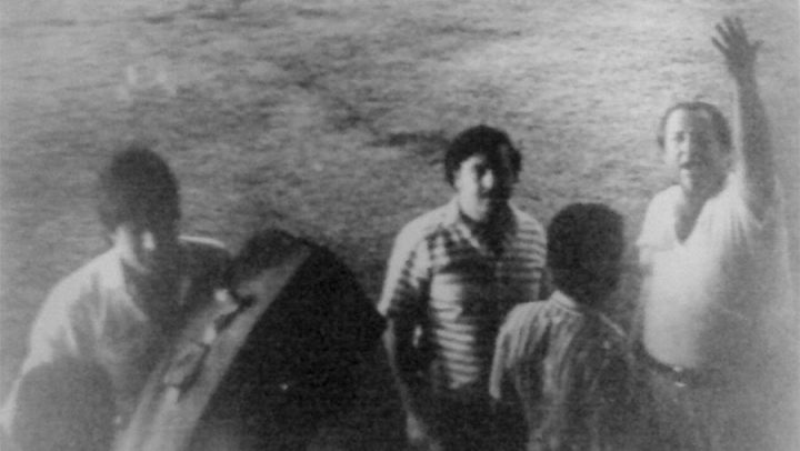 La imagen que le dio la vuelta al mundo. Pablo Escobar, en medio, con Federico Vaughan, a la derecha, cargando una avioneta con cocaína en el aeropuerto militar Los Brasiles, en Managua, Nicaragua. LA PRENSA/ ARCHIVO