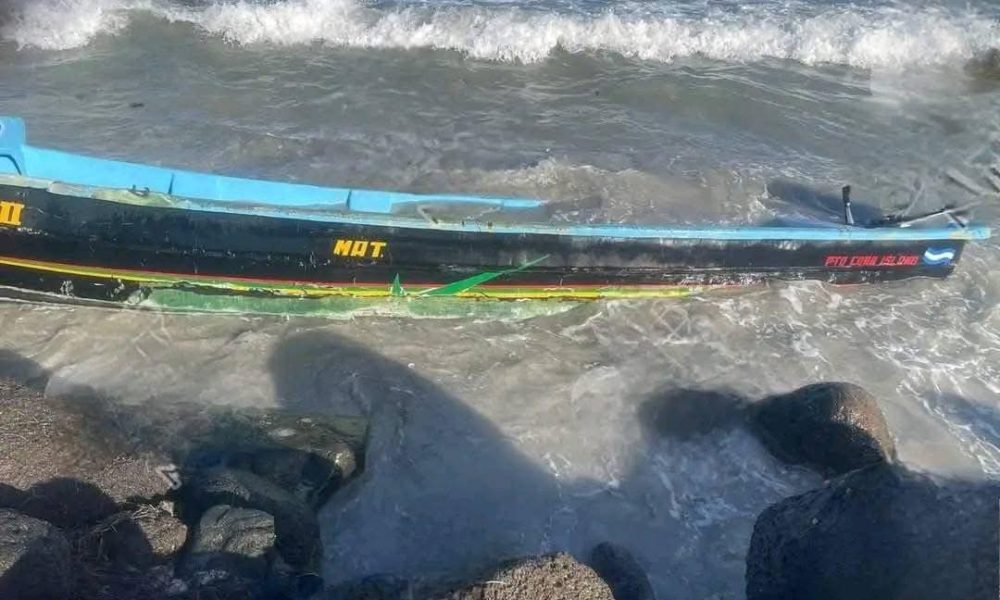La panga quedó en la orilla de la costa en Corn Island. Foto: Facebook @Gilberto Artola