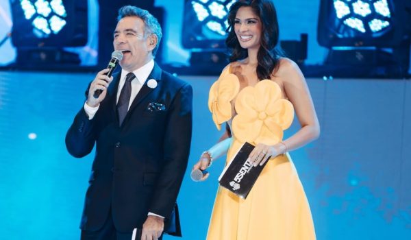 Sheynnis Palacios aparece en El Salvador como presentadora de un certamen de belleza