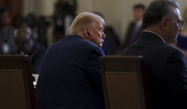 Un juez federal bloquea la orden de Trump de eliminar la nacionalidad por nacimiento