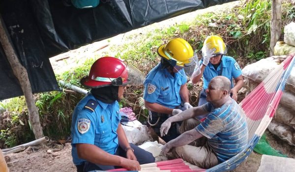 Rescatan a cuatro mineros tras pasar 12 horas soterrados en una mina en La Libertad, Chontales
