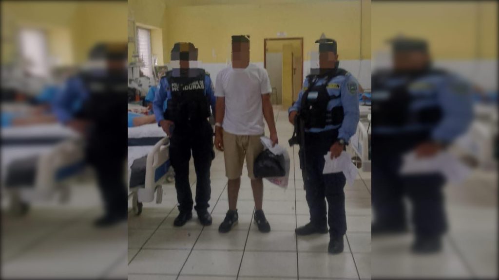 Cinco fallecidos y 12 lesioandos dejó el choque entre este furgón conducido por un nicaragüense con el microbus. El percance vial sucedió en Honduras el pasado 4 de julio. LA PRENSA/ Diarios hondureños.  