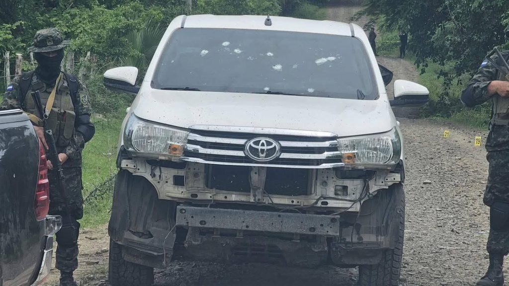 Esta es una de las dos camionetas que dejaron abandonas supuestos narcotrafciantes. LA PRENSA/ Ejéricto de Nicaragua. 