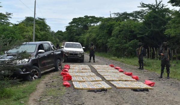 Ejército aniquila a presunto narcotraficante, hiere a otro y captura a dos; además incauta 600 tacos de cocaína