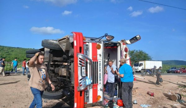 15 lesionados por vuelco de bus en la carretera a Ciudad Darío