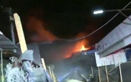 Explota transformador y cuatro tramos arden en el Mercado Oriental