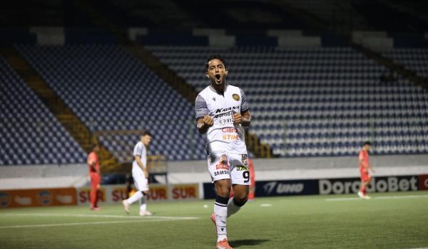 Futbolista del Diriangén llega a los 100 goles en la Primera División